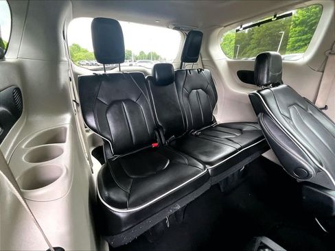 Used 2023 Chrysler Pacifica Limited FWD image 17