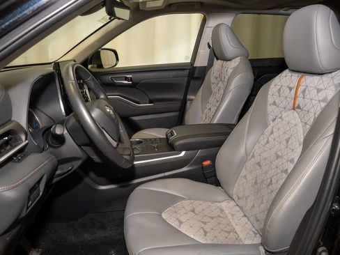 Used 2023 Toyota Highlander Bronze Edition image 13