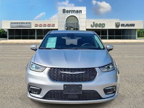 Used 2023 Chrysler Pacifica Touring-L FWD image 8