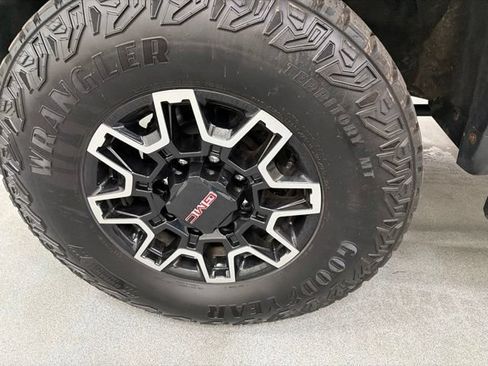 Used 2024 GMC Sierra 2500 AT4X AWD/4WD image 32