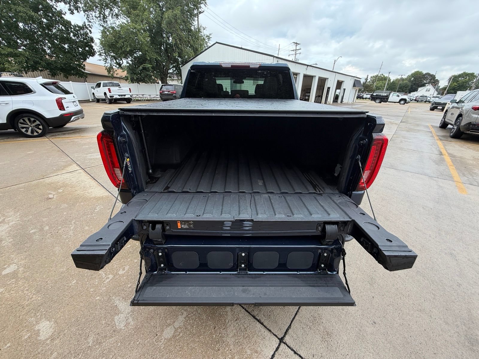 Used 2022 GMC Sierra 1500 SLT w/ SLT Premium Package AWD/4WD image 35