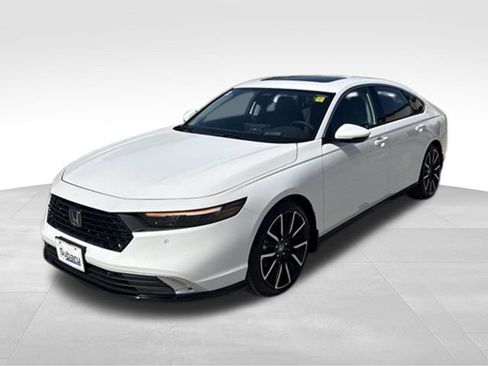 Used 2025 Honda Accord Touring image 3