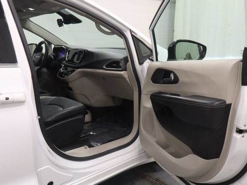 Certified 2024 Chrysler Pacifica Touring-L FWD image 11