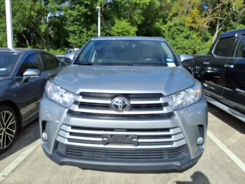 Certified 2017 Toyota Highlander XLE FWD image 3