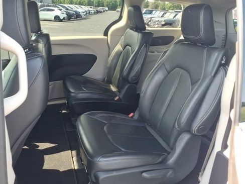 Used 2022 Chrysler Pacifica Touring-L FWD image 26