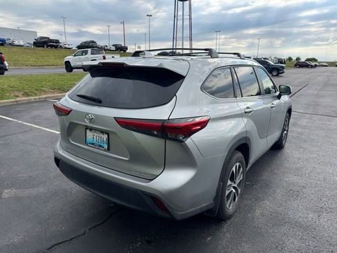 Used 2023 Toyota Highlander XLE AWD/4WD image 3