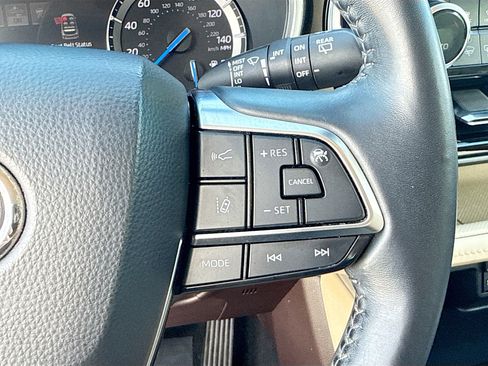 Used 2021 Toyota Highlander XLE image 39