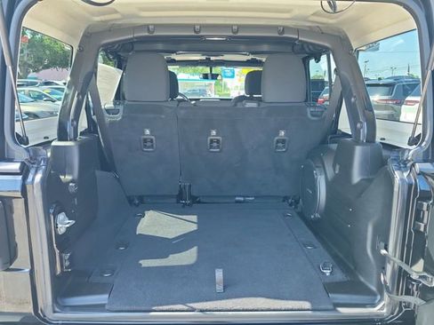 Used 2018 Jeep Wrangler Unlimited Sahara w/ LED Lighting Group AWD/4WD image 9