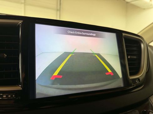 Used 2023 Chrysler Pacifica Touring-L FWD image 19