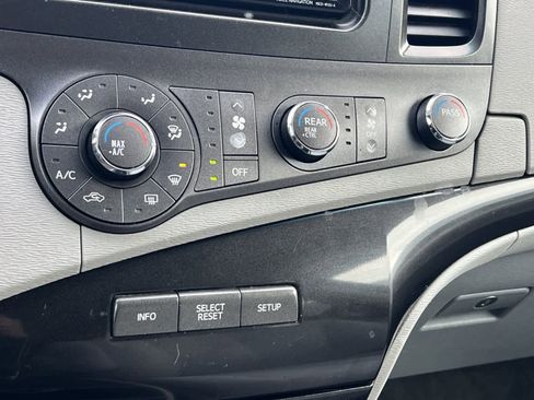 Used 2012 Toyota Sienna LE image 22