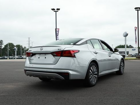Used 2024 Nissan Altima 2.5 SV FWD image 6