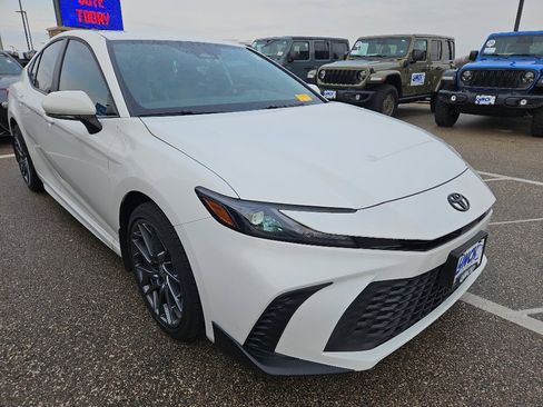 Used 2025 Toyota Camry SE image 3