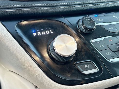 Used 2021 Chrysler Pacifica Limited w/ Uconnect Theater Family Group image 18