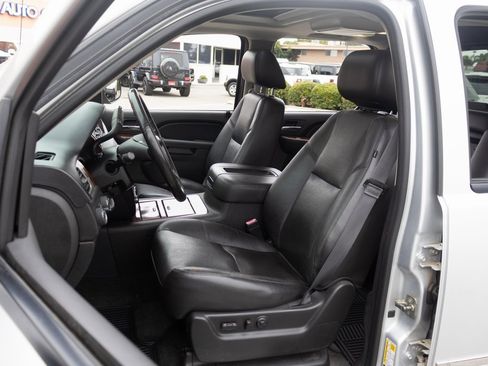 Used 2013 Chevrolet Avalanche LTZ image 22