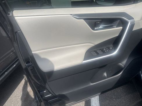 Used 2022 Toyota RAV4 XLE AWD/4WD image 5