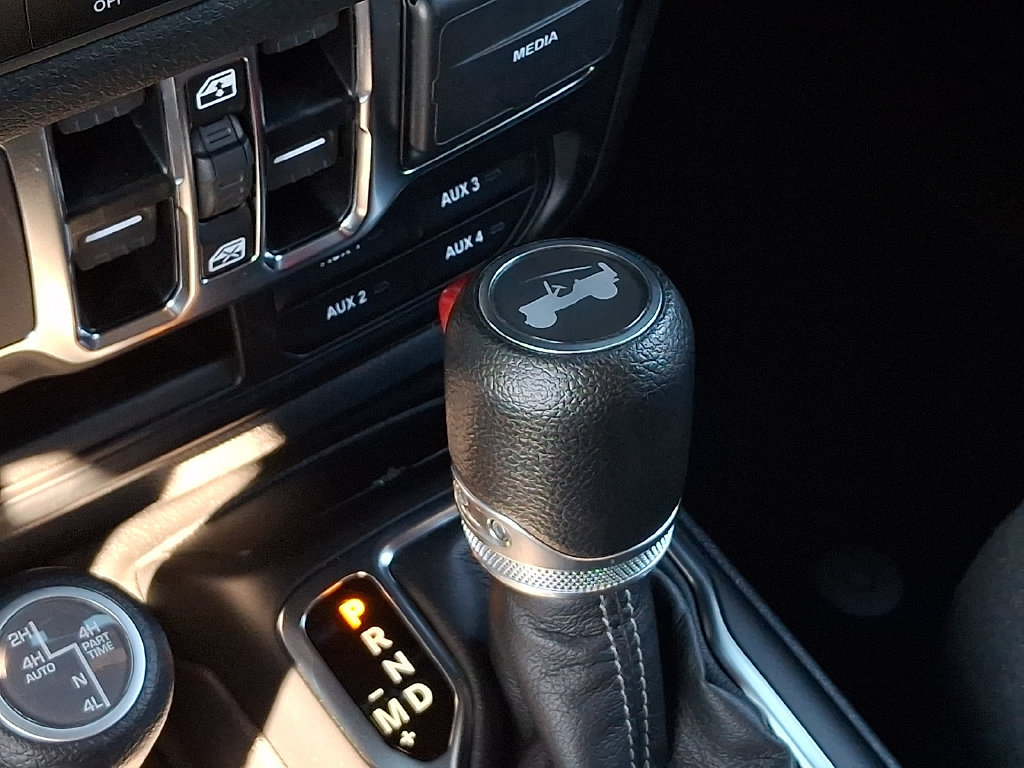 Used 2024 Jeep Wrangler Unlimited w/ Convenience Group AWD/4WD image 14