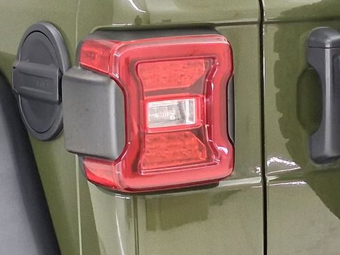 Used 2021 Jeep Wrangler Unlimited Rubicon AWD/4WD image 11