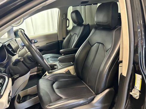 Used 2023 Chrysler Pacifica Touring-L FWD image 9