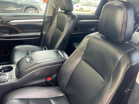 Used 2019 Toyota Highlander XLE AWD/4WD image 5
