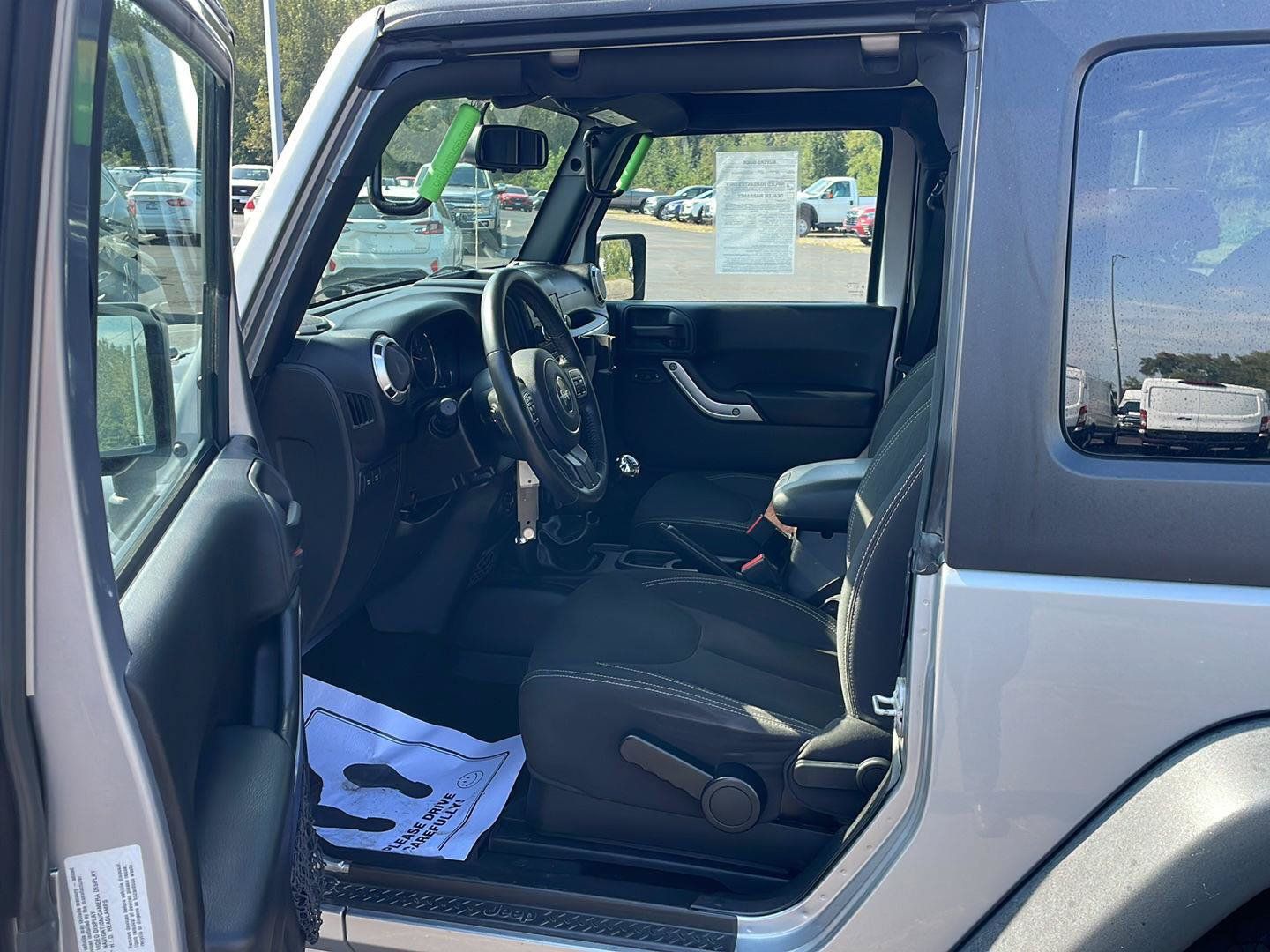 Used 2015 Jeep Wrangler Rubicon w/ Power Convenience Group AWD/4WD image 10