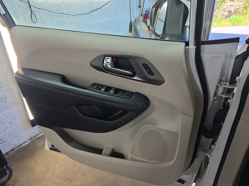 Used 2023 Chrysler Pacifica Touring-L FWD image 28