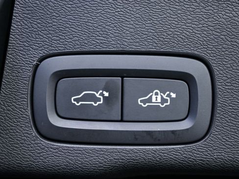 Certified 2023 Volvo XC60 B5 Plus w/ Climate Package FWD image 32