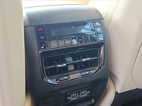 Used 2023 Jeep Grand Cherokee L Limited w/ Luxury Tech Group II image 12