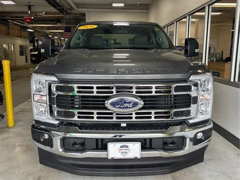 Used 2025 Ford F250 XLT image 2