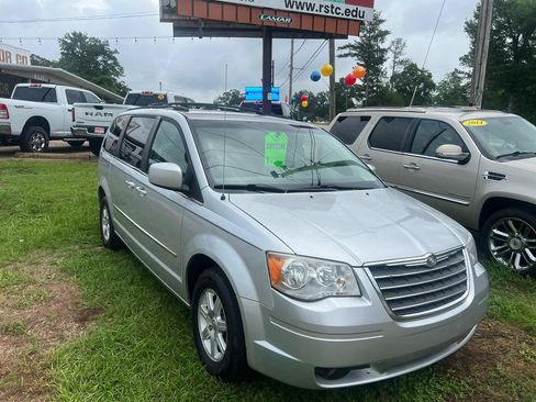 Used 2010 Chrysler Town & Country Touring FWD image 3