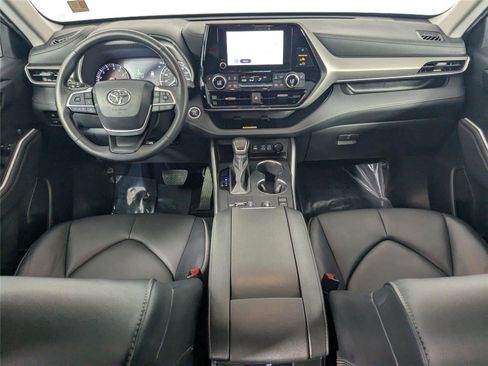 Certified 2024 Toyota Highlander XLE image 8