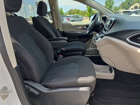 Used 2023 Chrysler Voyager LX FWD image 16