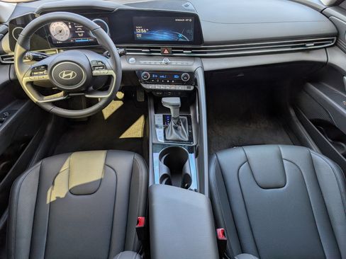 Used 2025 Hyundai Elantra Limited image 5