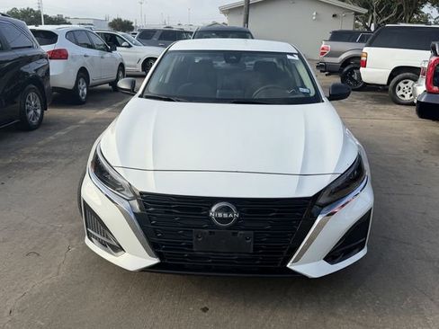 Used 2025 Nissan Altima 2.5 SV FWD image 2