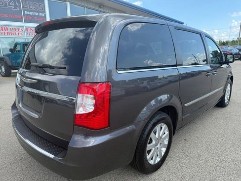 Used 2015 Chrysler Town & Country Touring FWD image 8