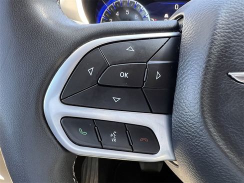 Used 2024 Chrysler Pacifica Touring-L image 34