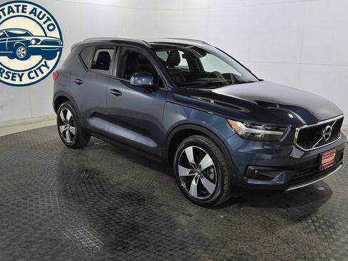 Used 2022 Volvo XC40 T5 Momentum w/ Premium Package AWD/4WD image 9
