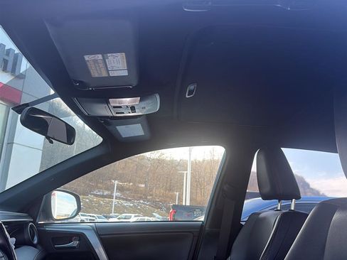 Used 2016 Toyota RAV4 SE image 2