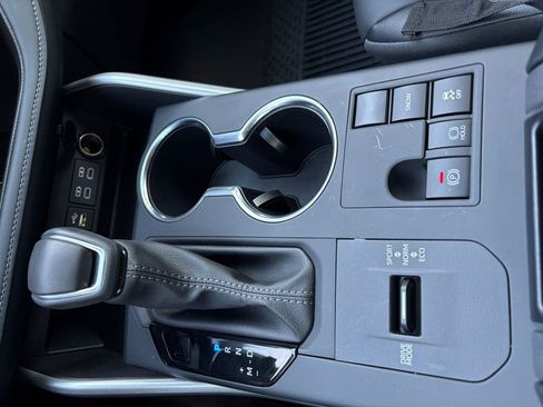 Used 2025 Toyota Highlander XLE image 29