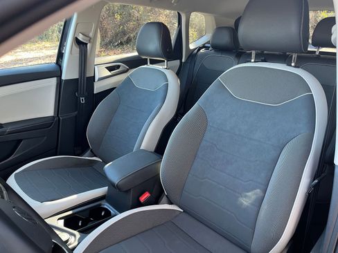 Used 2025 Volkswagen Taos SE image 36