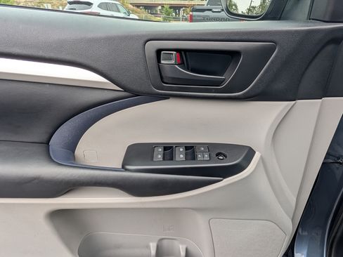 Used 2017 Toyota Highlander Plus AWD/4WD image 19