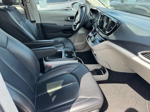 Used 2023 Chrysler Pacifica Touring-L FWD image 3