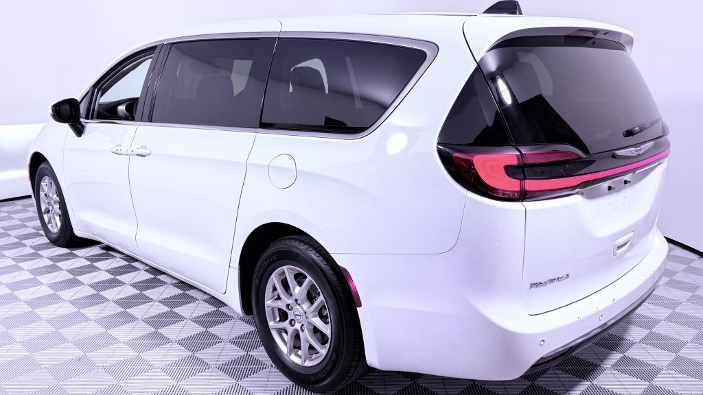 Used 2023 Chrysler Pacifica Touring-L FWD image 4