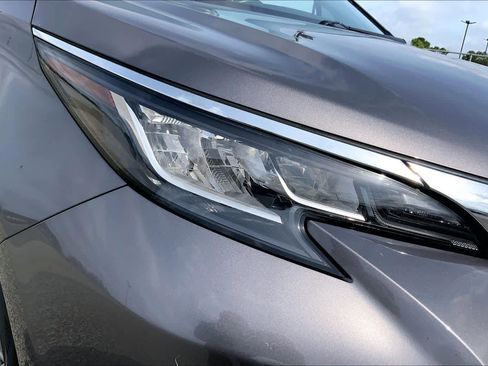 Used 2022 Toyota Sienna XLE image 27