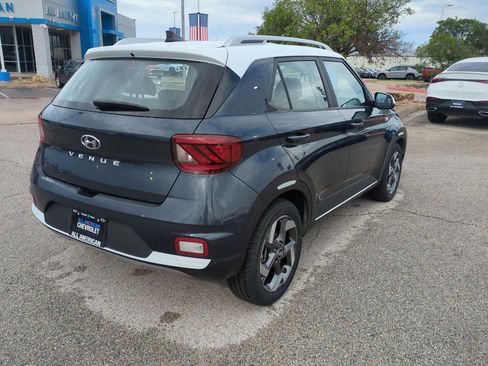 Used 2022 Hyundai Venue Limited FWD image 8
