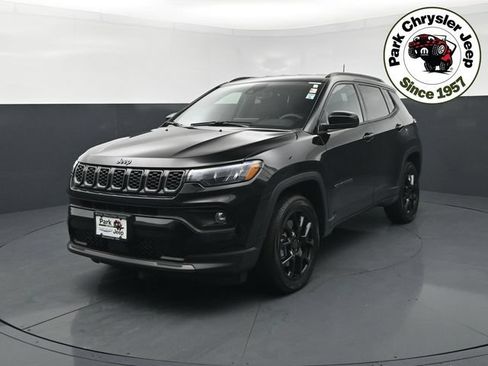 Used 2026 Jeep Compass Latitude AWD/4WD image 2