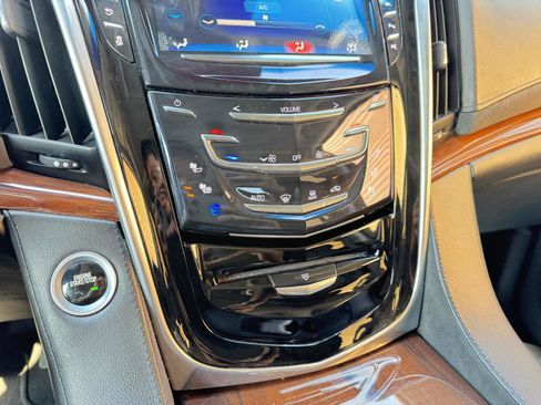Used 2018 Cadillac Escalade Premium Luxury AWD/4WD image 20