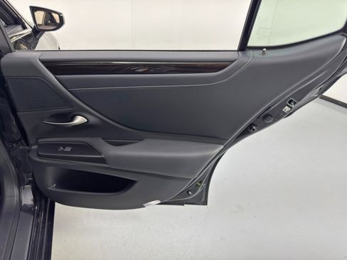 Used 2019 Lexus ES 300h image 44
