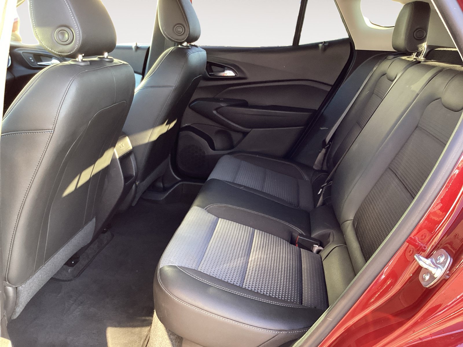 Used 2025 Chevrolet Trax LT FWD image 26