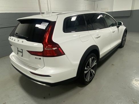 Used 2024 Volvo V60 B5 Cross Country Plus image 3
