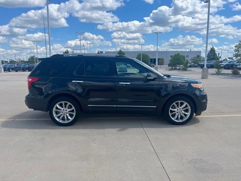 Used 2015 Ford Explorer XLT w/ Equipment Group 202B AWD/4WD image 2